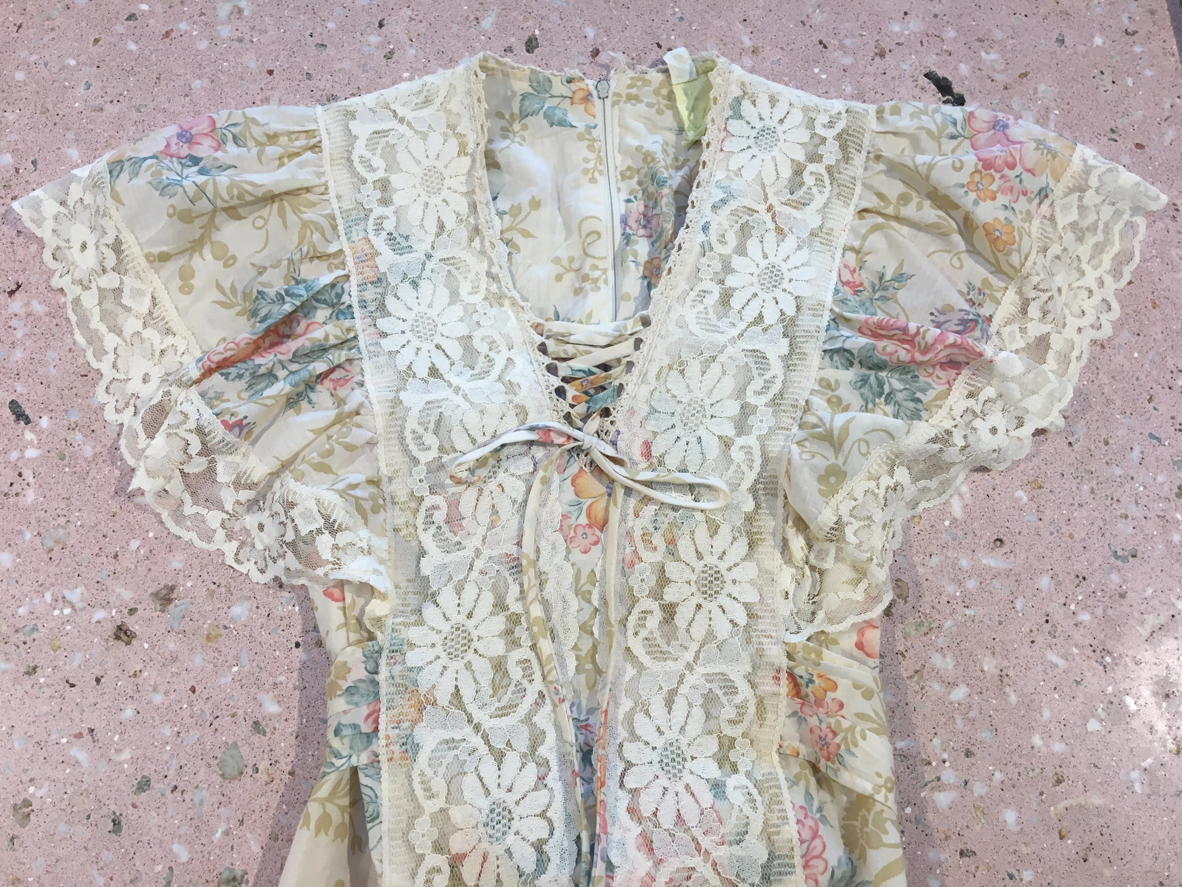 70’s FLORAL AND LACE PRAIRIE MAXI / MEDIUM