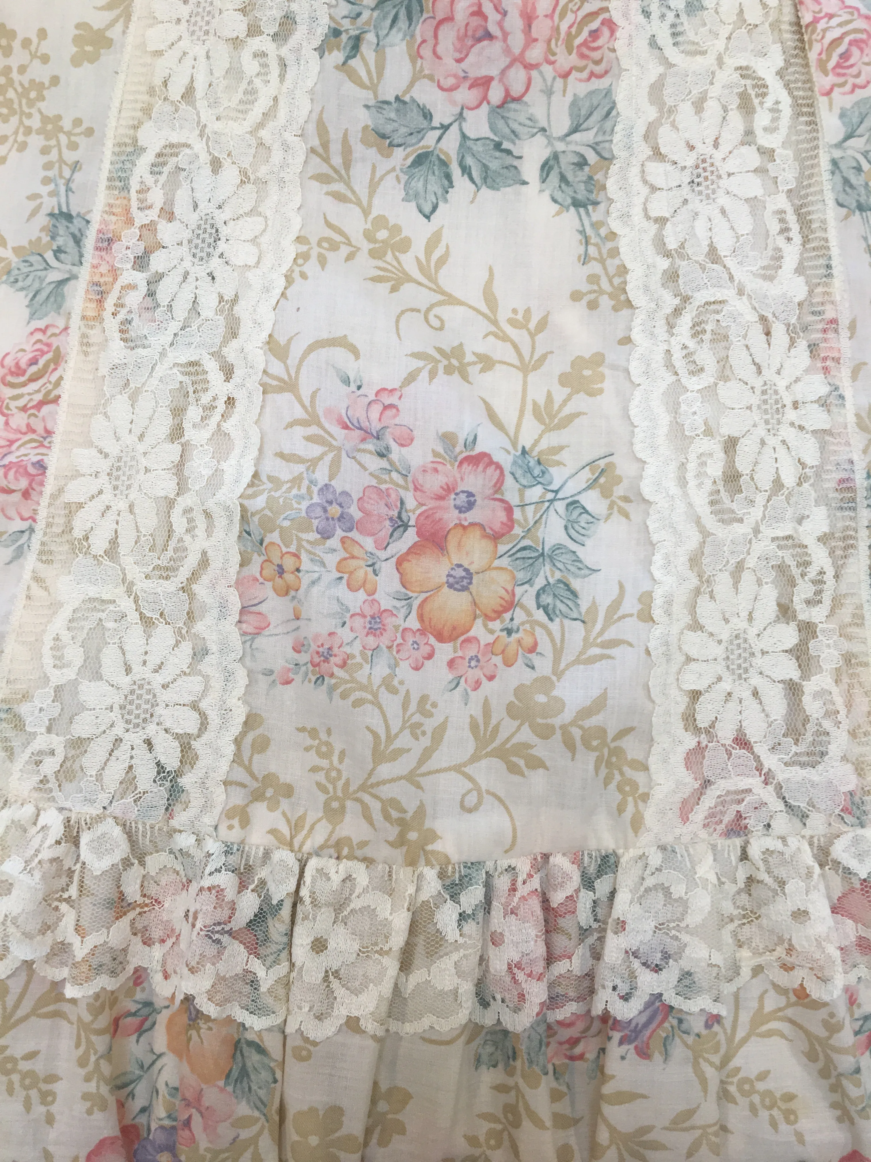 70’s FLORAL AND LACE PRAIRIE MAXI / MEDIUM
