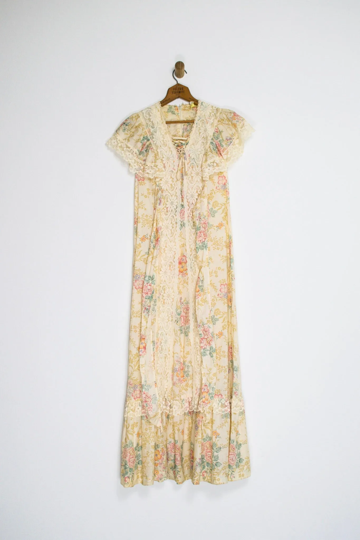 70’s FLORAL AND LACE PRAIRIE MAXI / MEDIUM