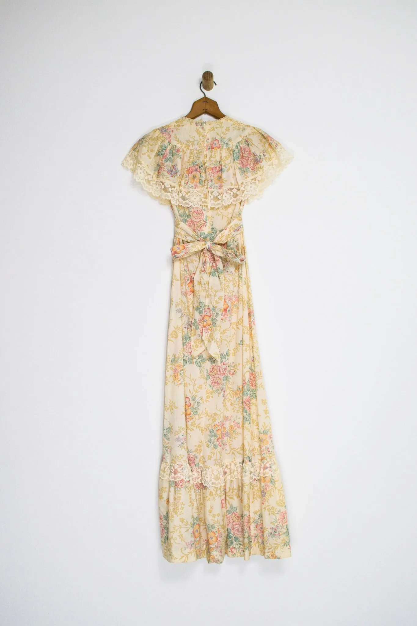 70’s FLORAL AND LACE PRAIRIE MAXI / MEDIUM