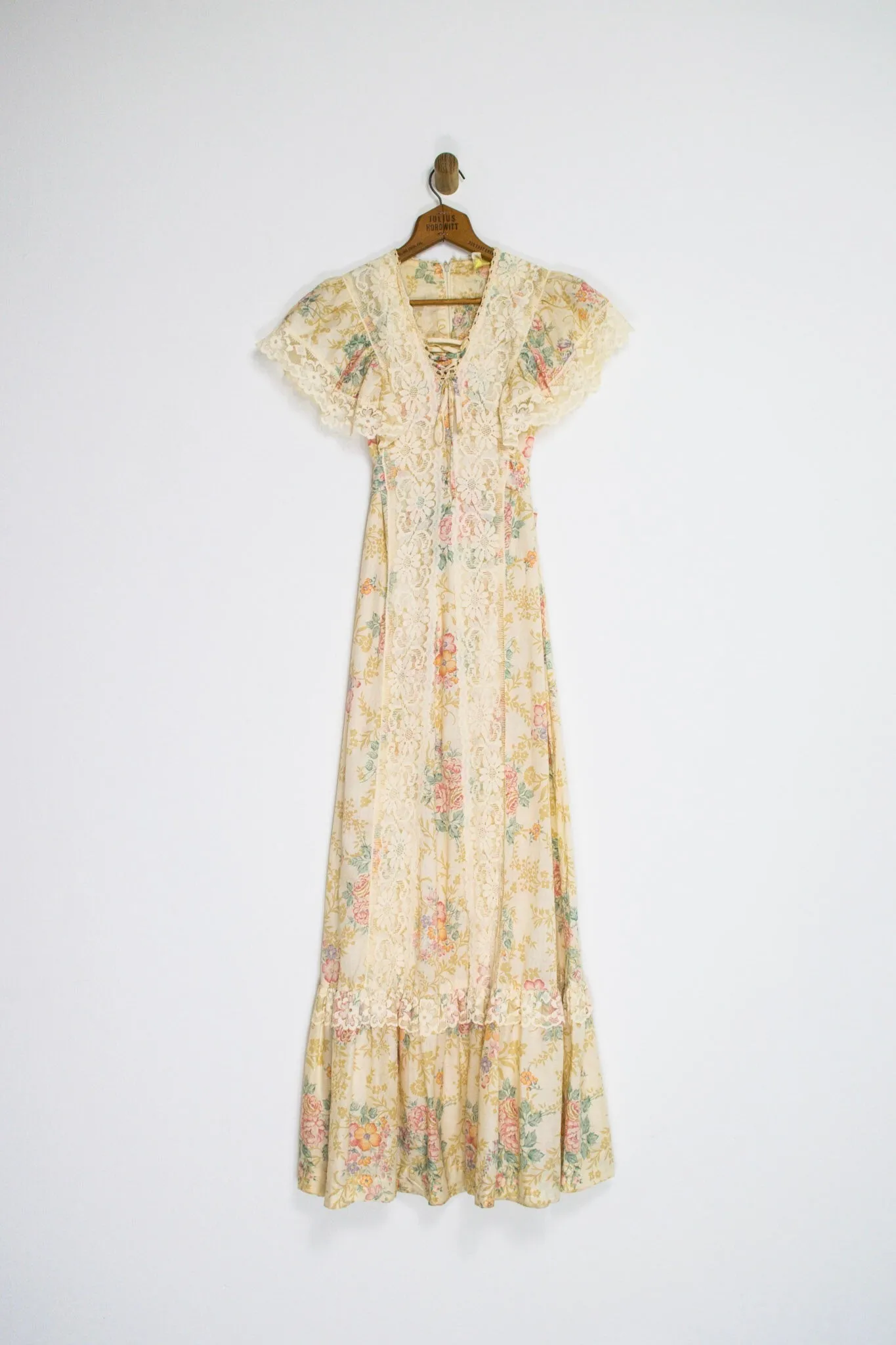 70’s FLORAL AND LACE PRAIRIE MAXI / MEDIUM
