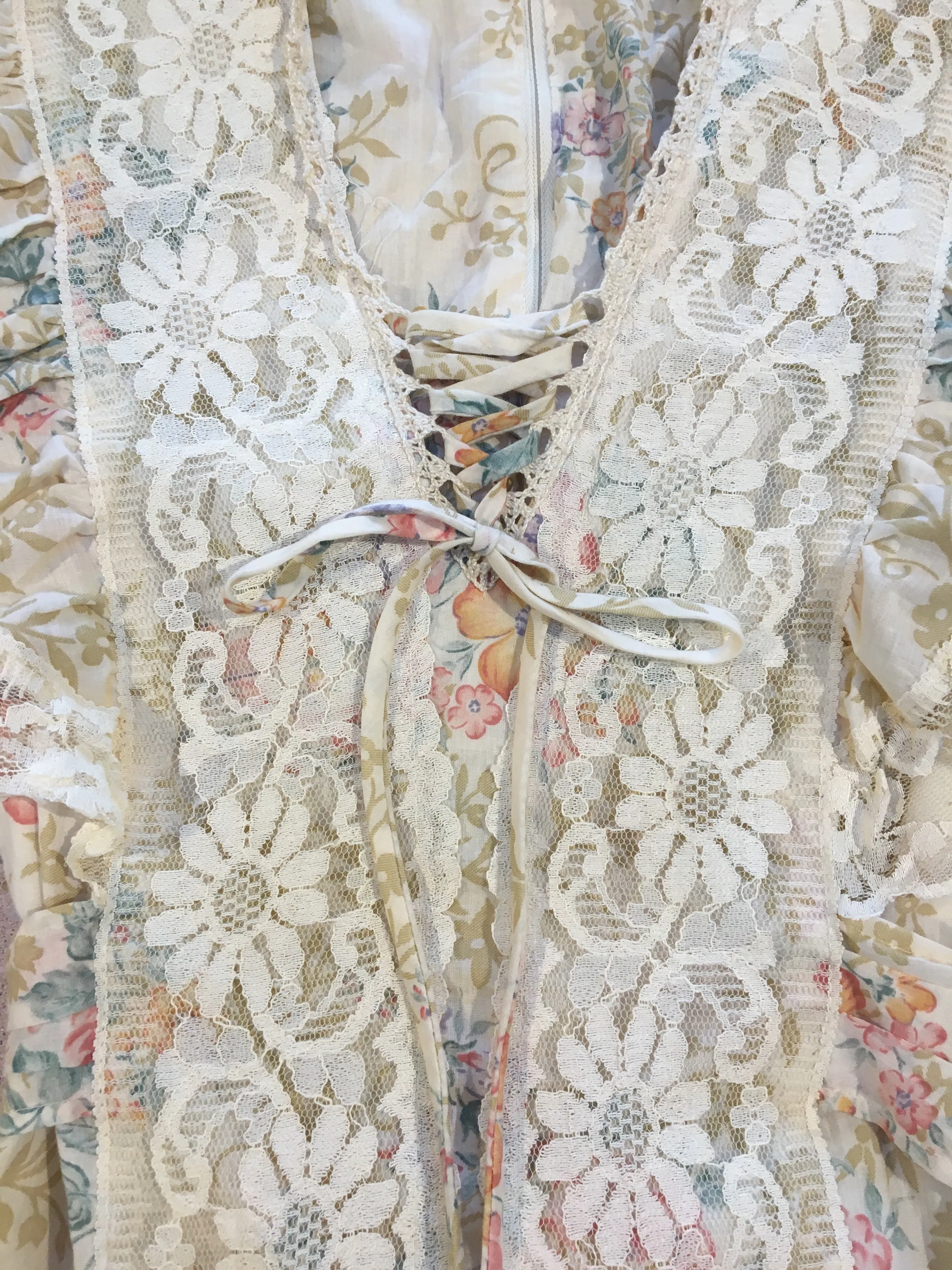 70’s FLORAL AND LACE PRAIRIE MAXI / MEDIUM