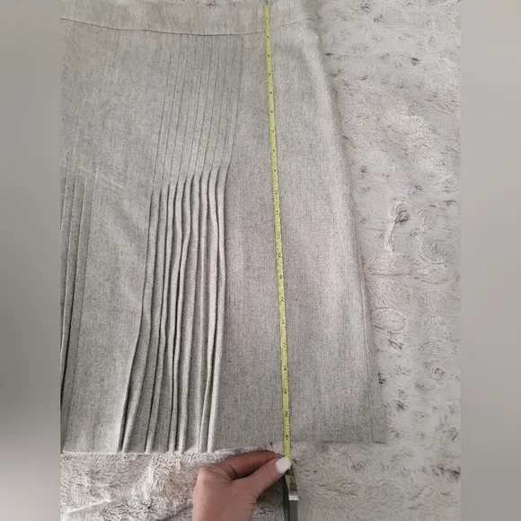 CLUB MONACO Grey Wool Pleated Skirt, Size 10 NWT