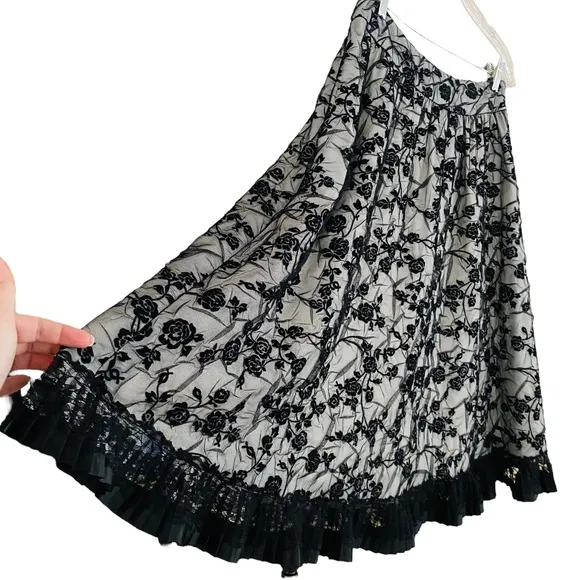 For The Republic NWT Black Cream Floral Lace Satin Ribbon Pleated Hem Skirt Sz 8