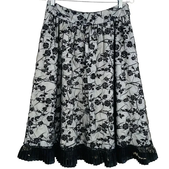 For The Republic NWT Black Cream Floral Lace Satin Ribbon Pleated Hem Skirt Sz 8