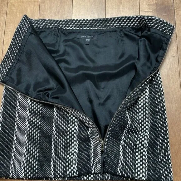 Judith &amp; Charles woven knit black white metallic mini skirt size 4 zipper
