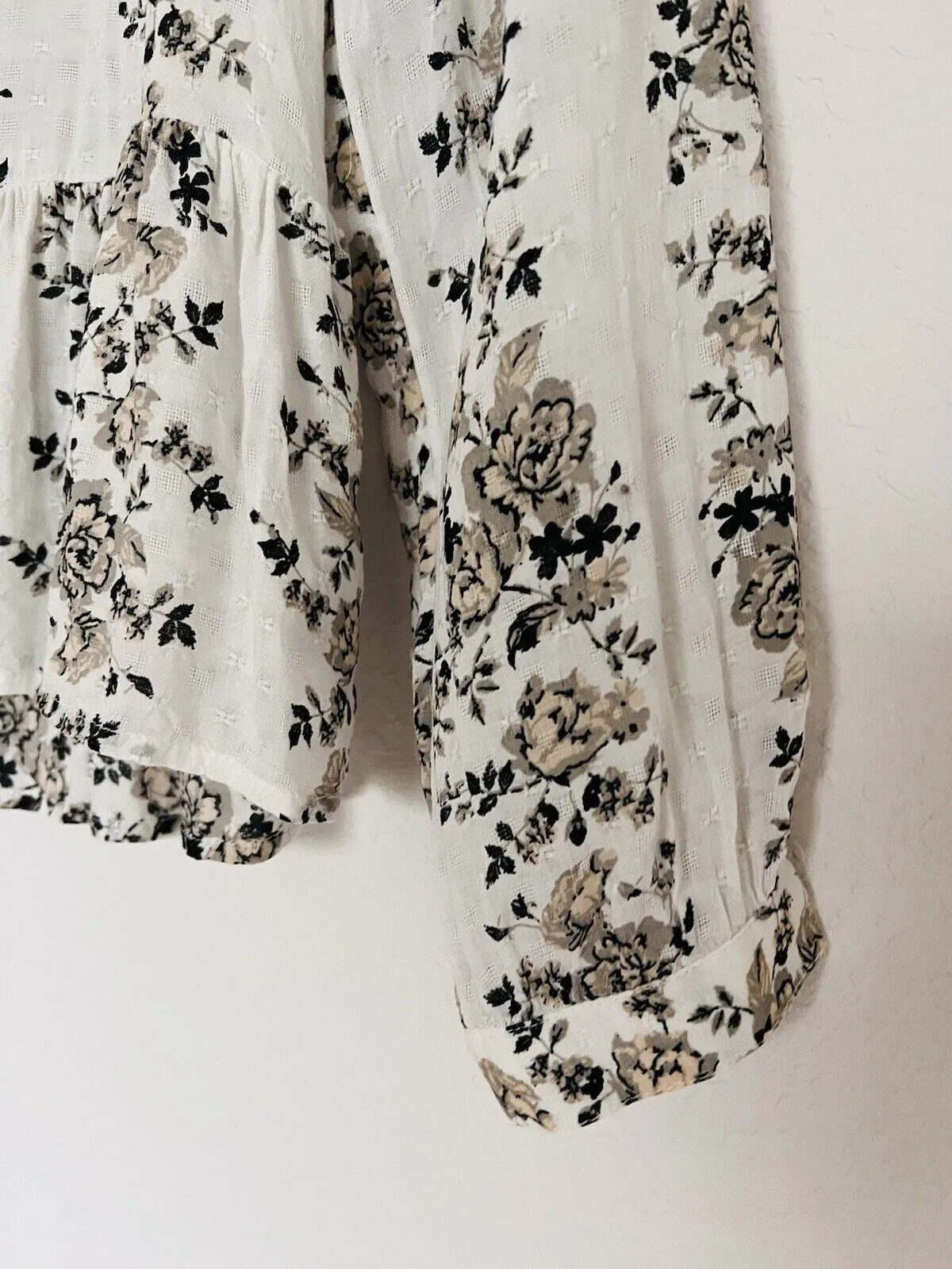 LUCKY BRAND Valentina Cream Floral Top Sz XS Long Sleeve Ruffle Shoulder Detail