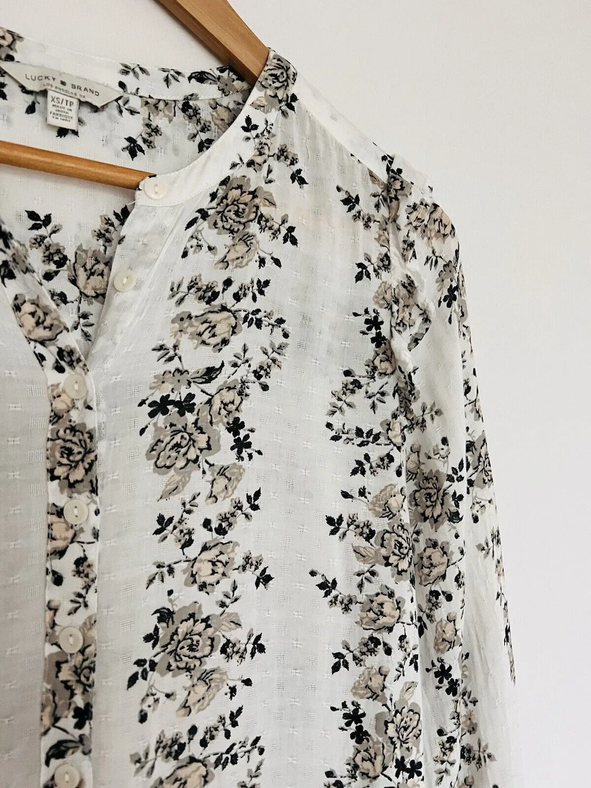 LUCKY BRAND Valentina Cream Floral Top Sz XS Long Sleeve Ruffle Shoulder Detail