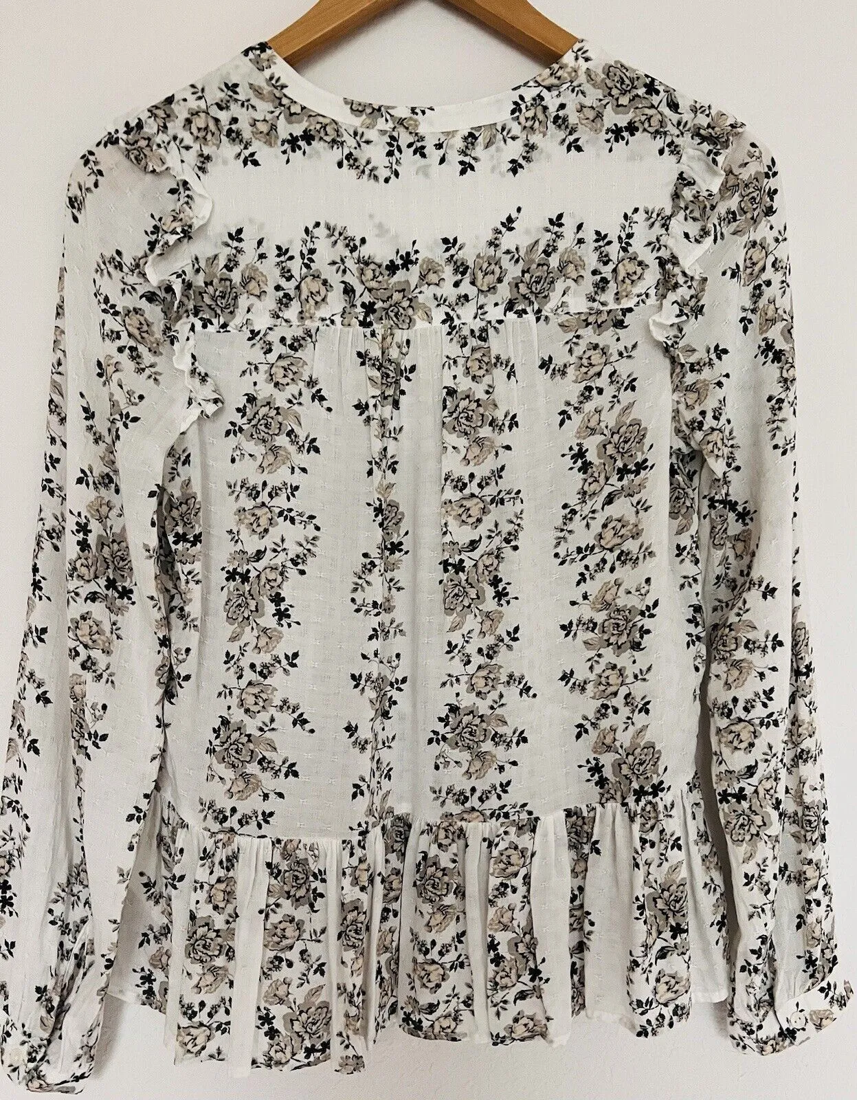 LUCKY BRAND Valentina Cream Floral Top Sz XS Long Sleeve Ruffle Shoulder Detail