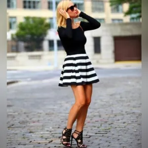 NWT - Express Striped Structured Stretch Pouf Skater Skirt - Size XS