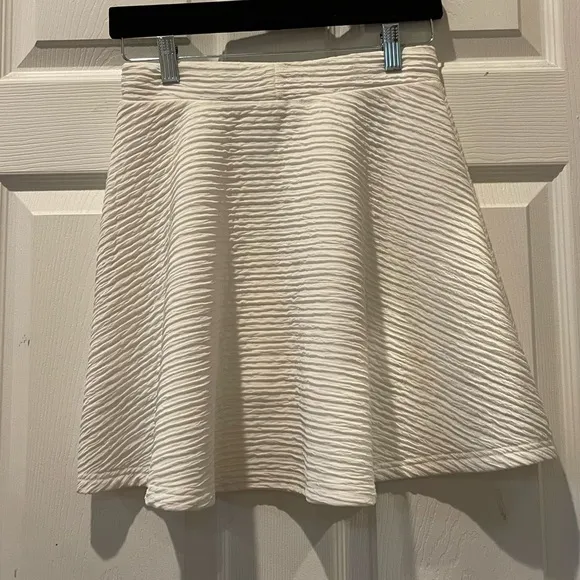 NWT L’Atiste White Textured skirt