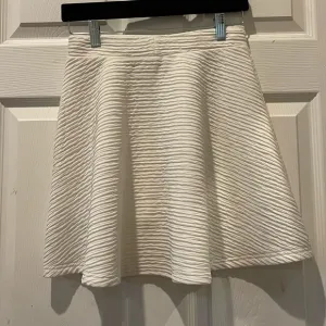 NWT L’Atiste White Textured skirt