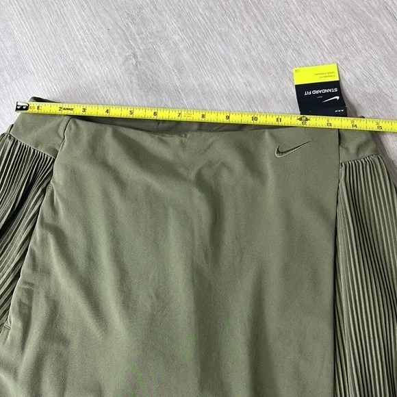 nwt // Nike flex golf victory drifit UV CK7797 Olive Green skort
