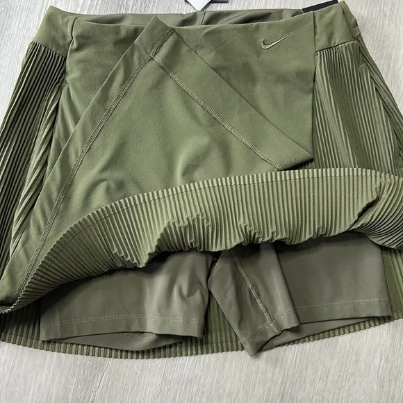 nwt // Nike flex golf victory drifit UV CK7797 Olive Green skort