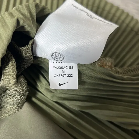 nwt // Nike flex golf victory drifit UV CK7797 Olive Green skort