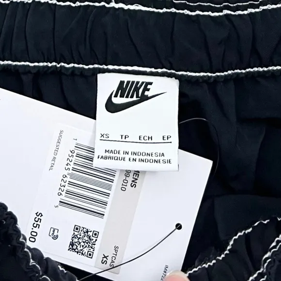 NWT Nike Swoosh woven high-waisted mini skirt in black
