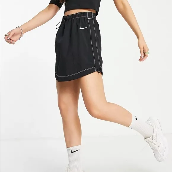 NWT Nike Swoosh woven high-waisted mini skirt in black