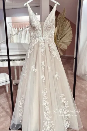 Tulle A-line V-neck Floral Lace Vintage Wedding Dress With Court Train, MW1085